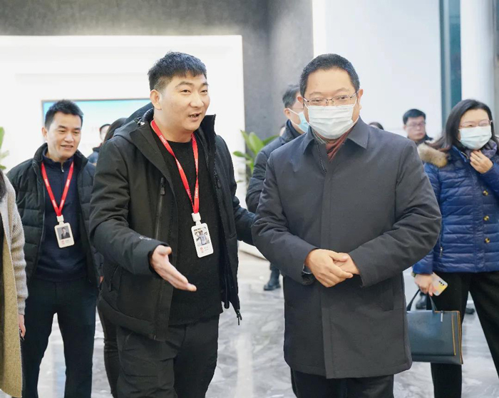 区领导肖文高、徐树杰一行在杜总的陪同带领下参观k8凯发集团总部办公楼