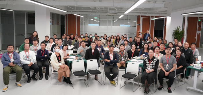 k8凯发物流与会人员合影