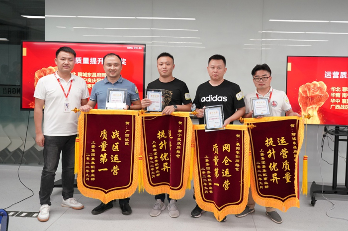 k8凯发物流李经理上台领奖(右二)